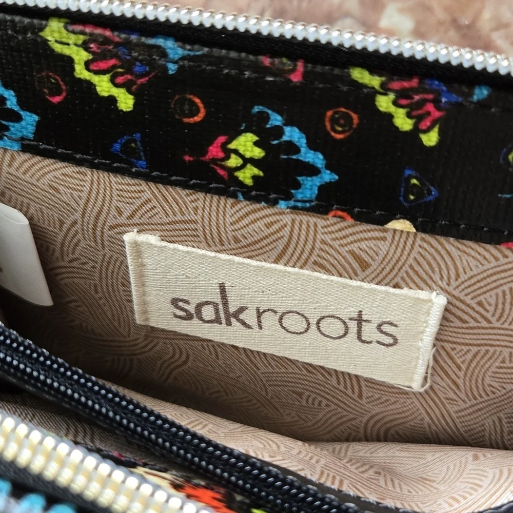 Sakroots Zip Wallet Purse Coated Canvas Peace Sign Design Many Pockets NO STRAP